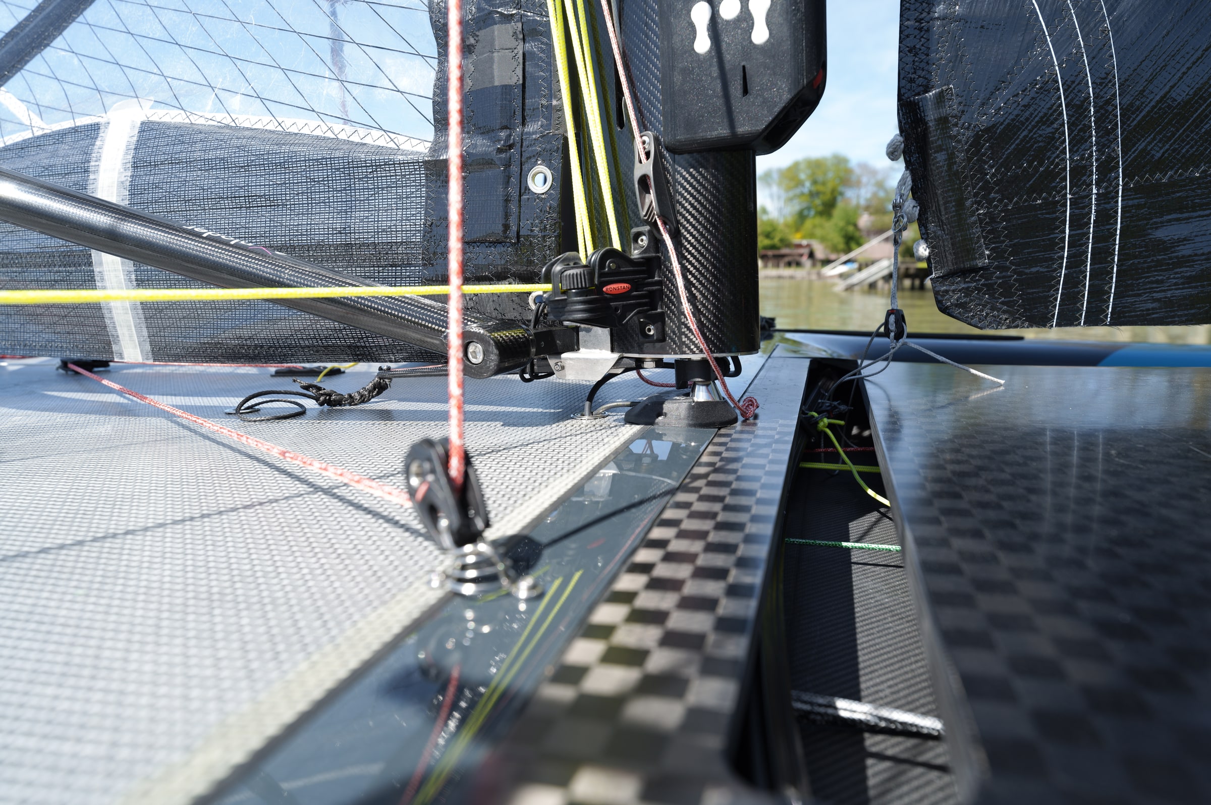 Flyte mast rotation hardware and jib traveller